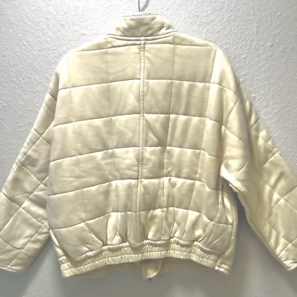 Pretty FREE PEOPLE Quilted DOLMAN  Ovetsized Jacket in Vanilla Cream New w/tags - Picture 4 of 10